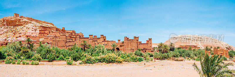 在摩洛哥，一个阳光明媚的日子里，Ait Ben Haddou ighrem(防御森严的村庄)的全景图，背景是晴朗的蓝天。